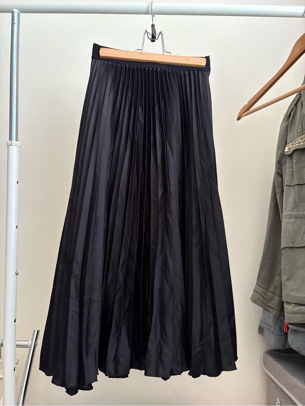 H&M Classic Black Pleated Midi Skirt